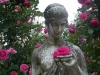 Romantische Statue im Rosenneuheitengarten